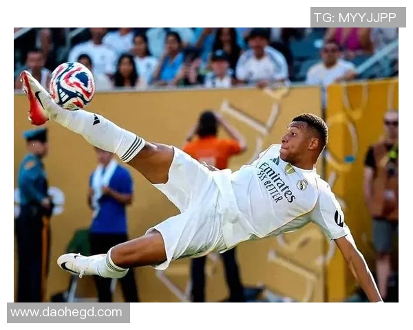 足球明星穿着黄色鞋子展现独特风格引发球迷热议与时尚潮流的碰撞 足球明星穿着黄色鞋子展现独特风格引发球迷热议与时尚潮流的碰撞